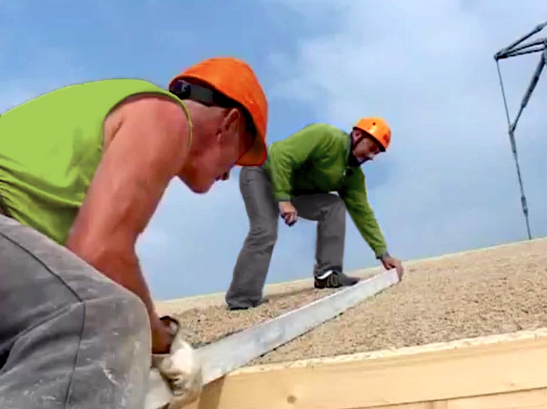 Mise en œuvre de Bio Beton sur une toiture, sur un chantier d’isolation thermique en chanvre et chaux